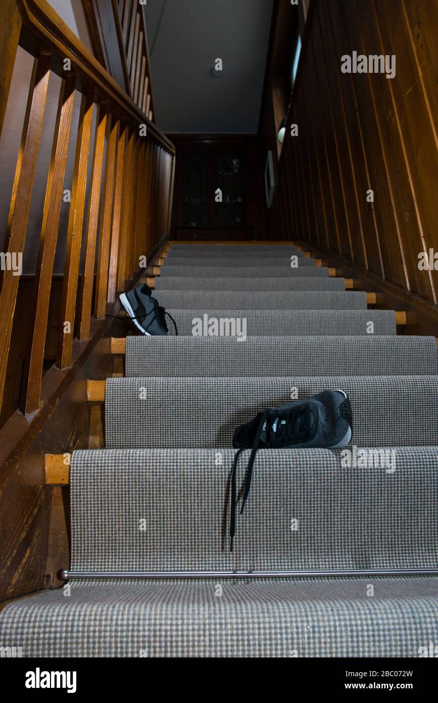 Symbole du crime violent : les vêtements et les chaussures sont dispersés sur les marches. [traduction automatique] Banque D'Images