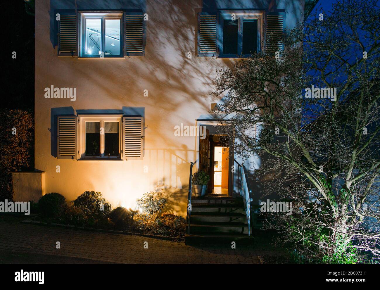 Symbole du crime violent : vue sur une maison au crépuscule. [traduction automatique] Banque D'Images