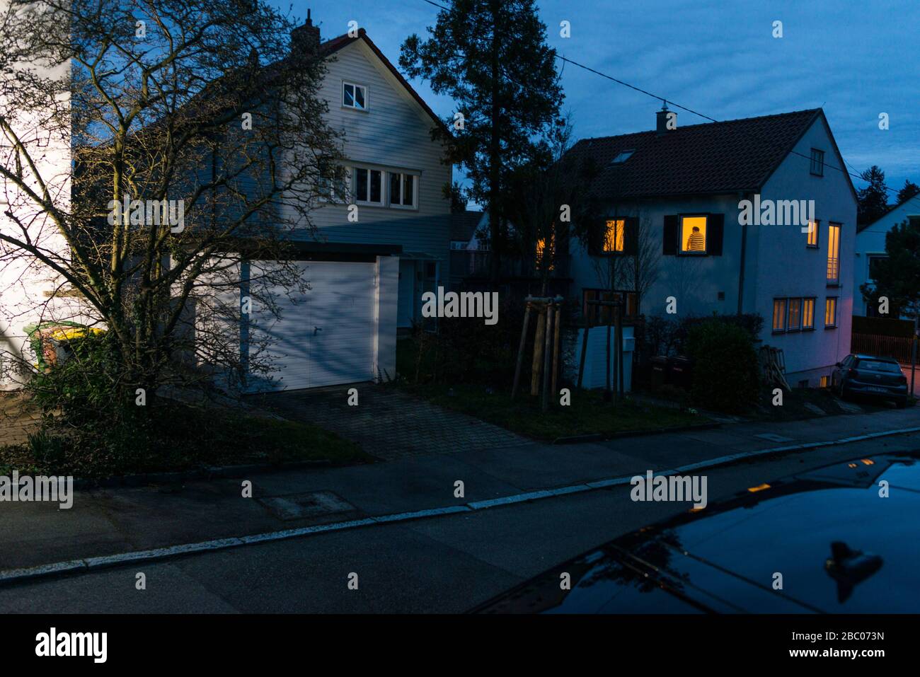 Symbole du crime violent : vue sur une maison au crépuscule. [traduction automatique] Banque D'Images