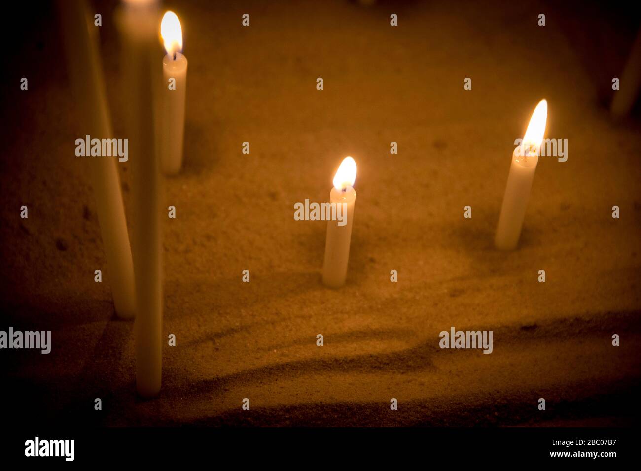 Brûlez des bougies dans l'église de la paroisse Saint-Clemens de Neuhausen. [traduction automatique] Banque D'Images