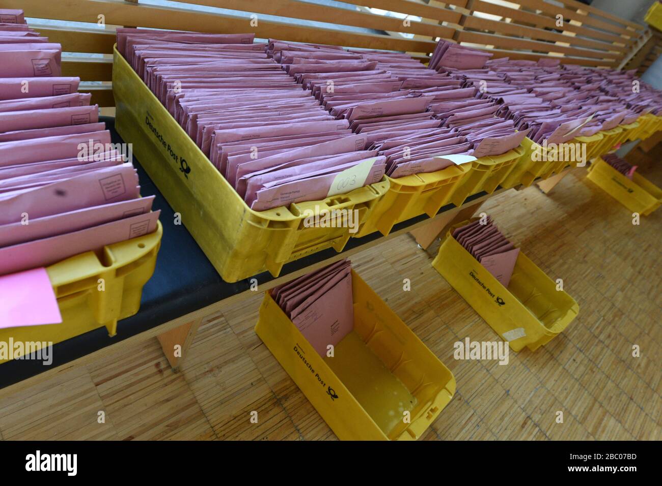 Jour des élections locales à Würmtal. Les documents de vote postal sont prêts à être comptages dans Planegg. [traduction automatique] Banque D'Images