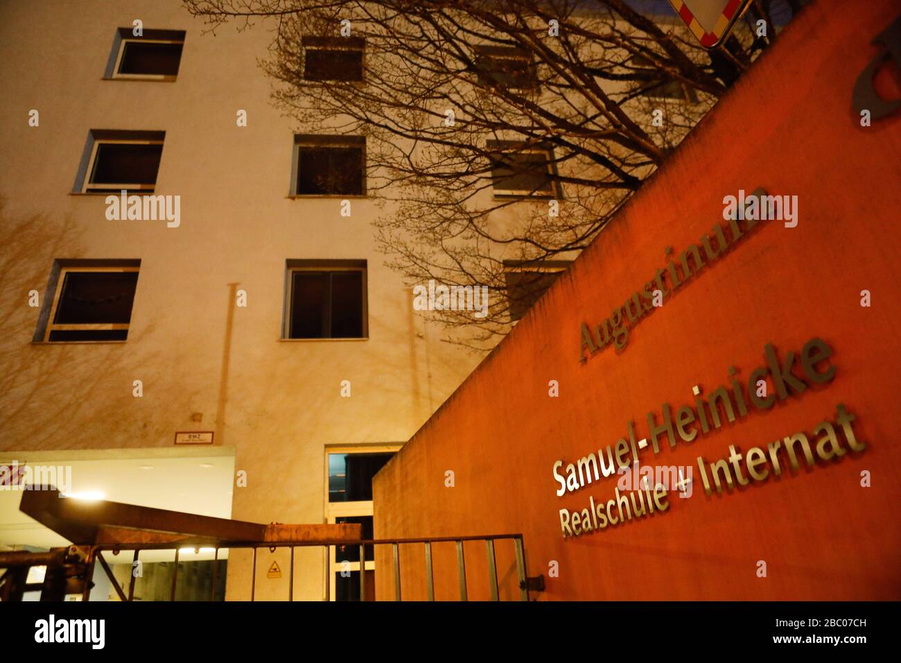 Entrée au Samuel-Heinecke-Realschule à Munich. En raison du virus corona, cette école est également fermée en Bavière jusqu'à nouvel ordre. [traduction automatique] Banque D'Images