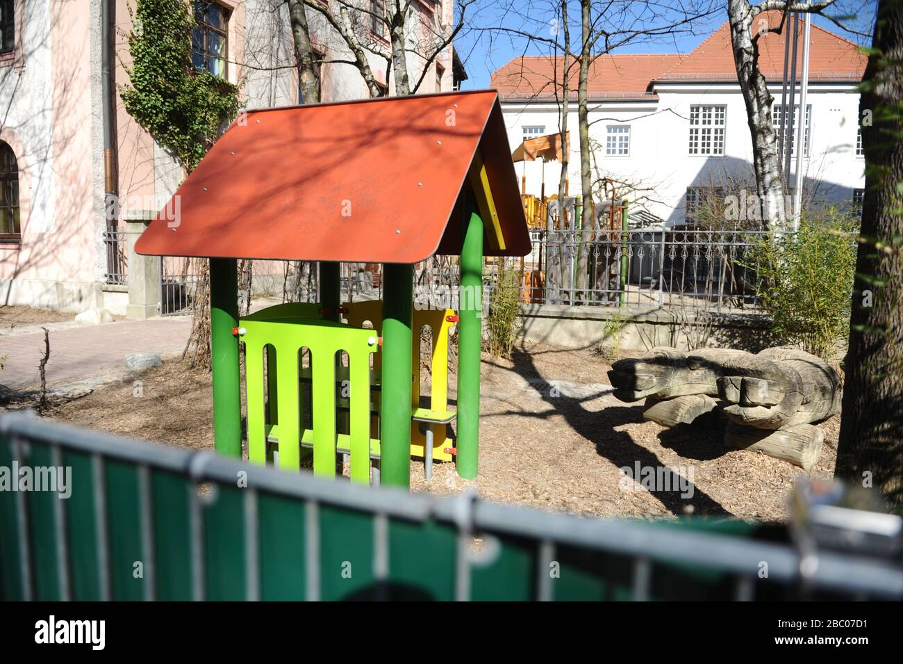 La maternelle municipale et l'école primaire sur Kirchenstraße à Haidhausen ont fermé en raison de la pandémie de coronavirus. La photo montre l'aire de jeux vide. [traduction automatique] Banque D'Images