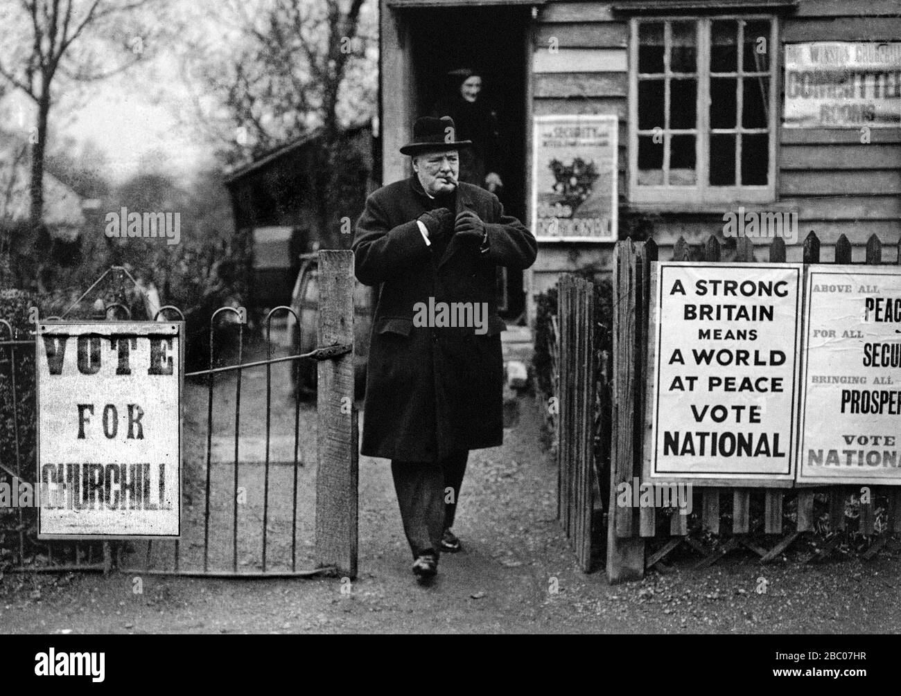 Winston Churchill dans ses bureaux de circonscription d'Epping. Élection day1935 Banque D'Images