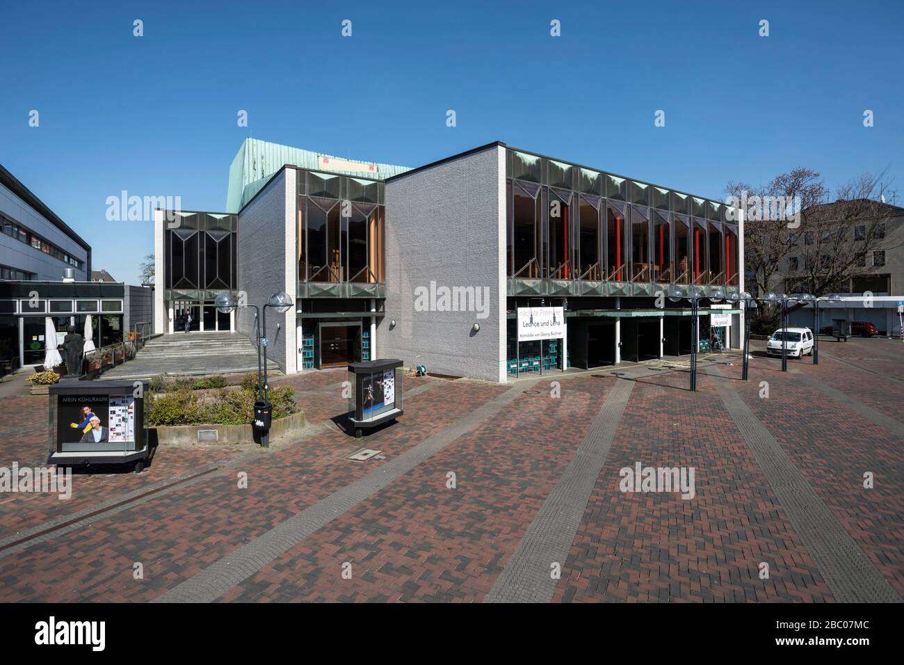 Le théâtre municipal de Krefeld, une maison de trois divisions pour le théâtre, le ballet et la musique. Banque D'Images