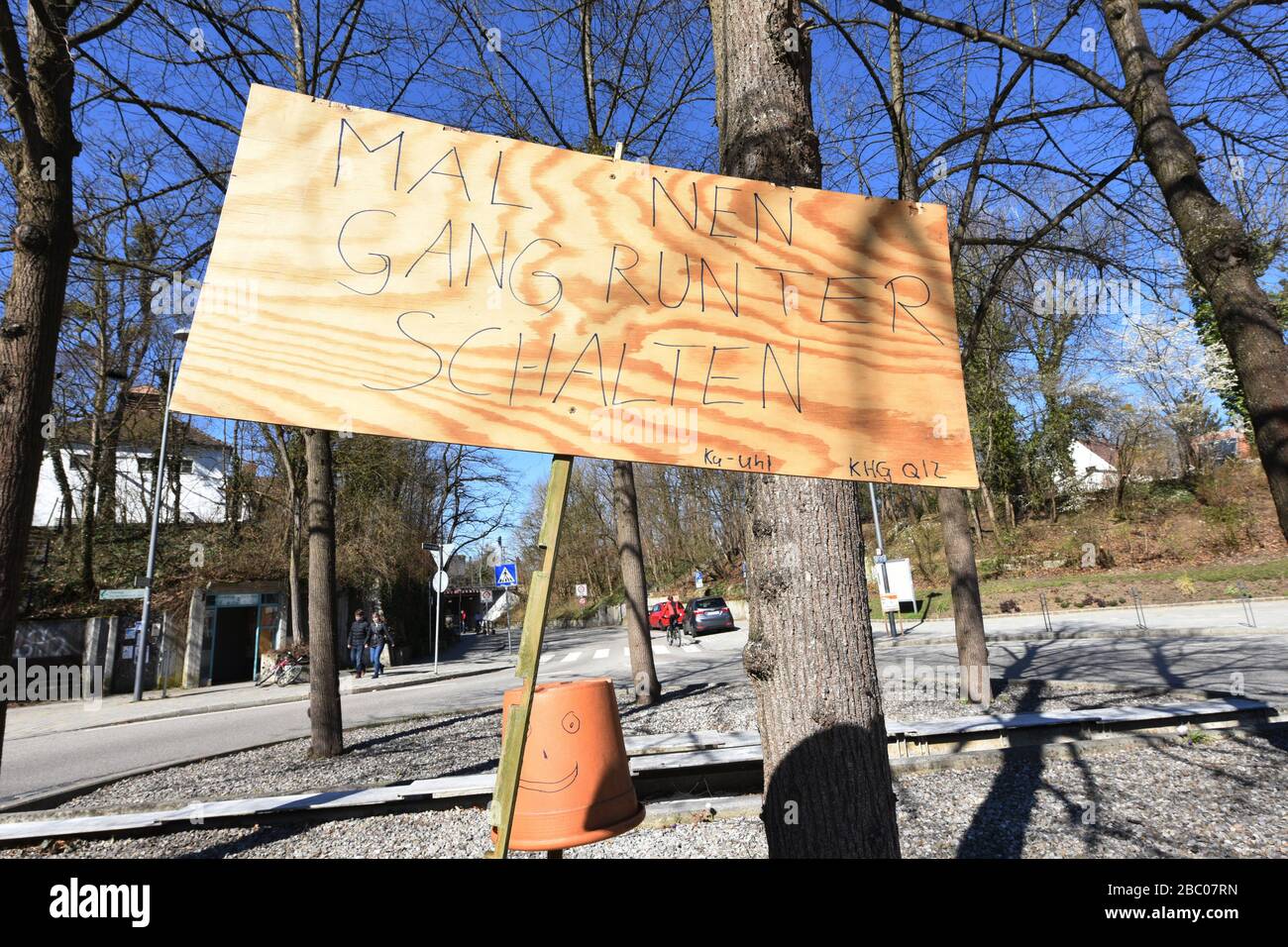 Signe avec l'inscription 'mal ein Gang runter schalten', prise le jour de l'élection locale 2020 dans le Würmtal, qui a été marqué par la crise de Corona. [traduction automatique] Banque D'Images