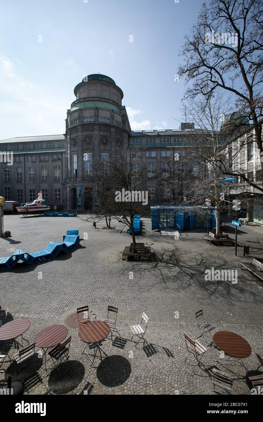 En raison des restrictions de la vie publique face à la pandémie de Corona, les rues et les places de Munich sont presque désertes. La photo montre la cour intérieure du Deutsches Museum. [traduction automatique] Banque D'Images