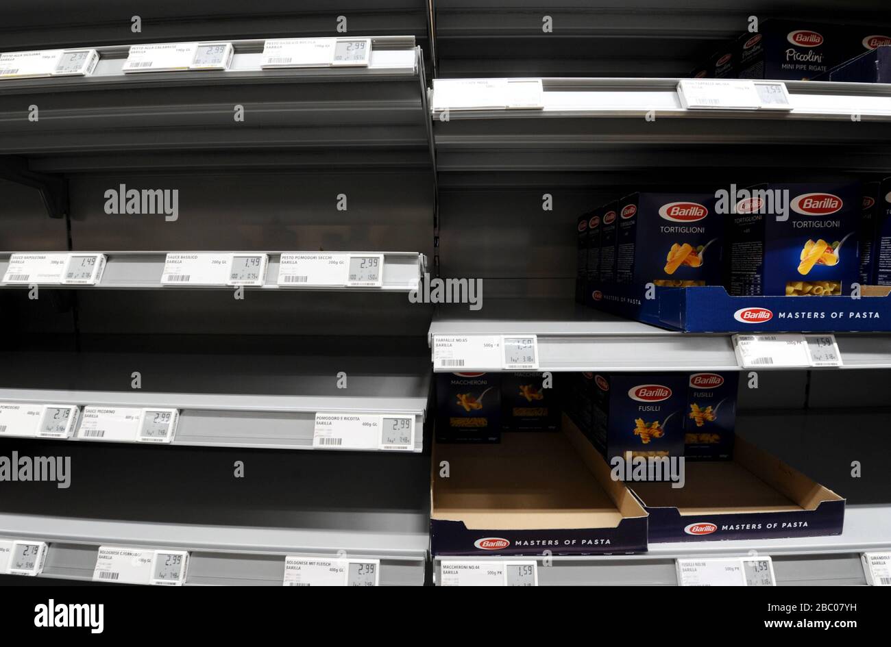 Magasins de nourriture en temps de la pandémie de Corona: Dans l'image vide des étagères de papier toilette et des pâtes dans une branche de la chaîne de supermarchés Rewe à Obergiesing. [traduction automatique] Banque D'Images