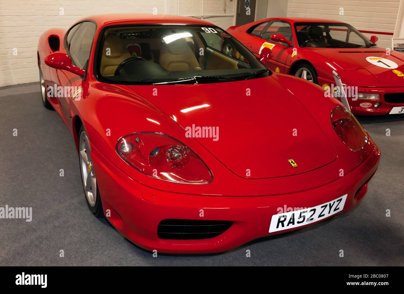 Vue avant de trois quarts d'une Ferrari 360 Modène rouge, 2003, sur le stand Ferrari de Kent, du salon de voiture classique de Londres 2020 Banque D'Images