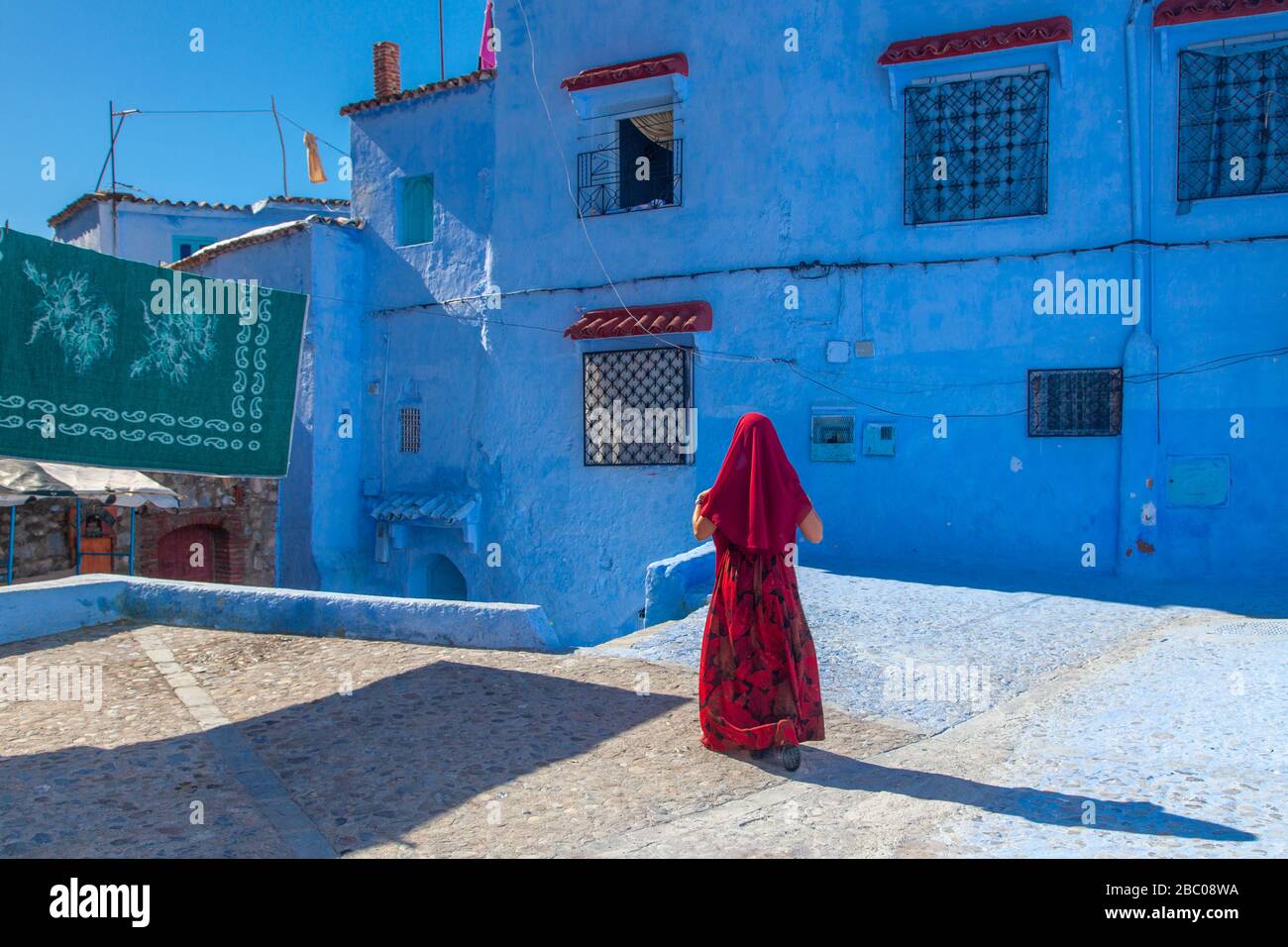 Chefchaouen, Maroc : une jeune femme voilée dans la Médina Banque D'Images