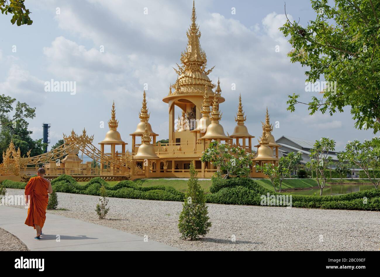 Le temple blanc ou Wat Rong Khun près de Chiang Rai est l'un des plus beaux temples de Thaïlande. Golden Building et pont dans la région du Temple Blanc. Banque D'Images