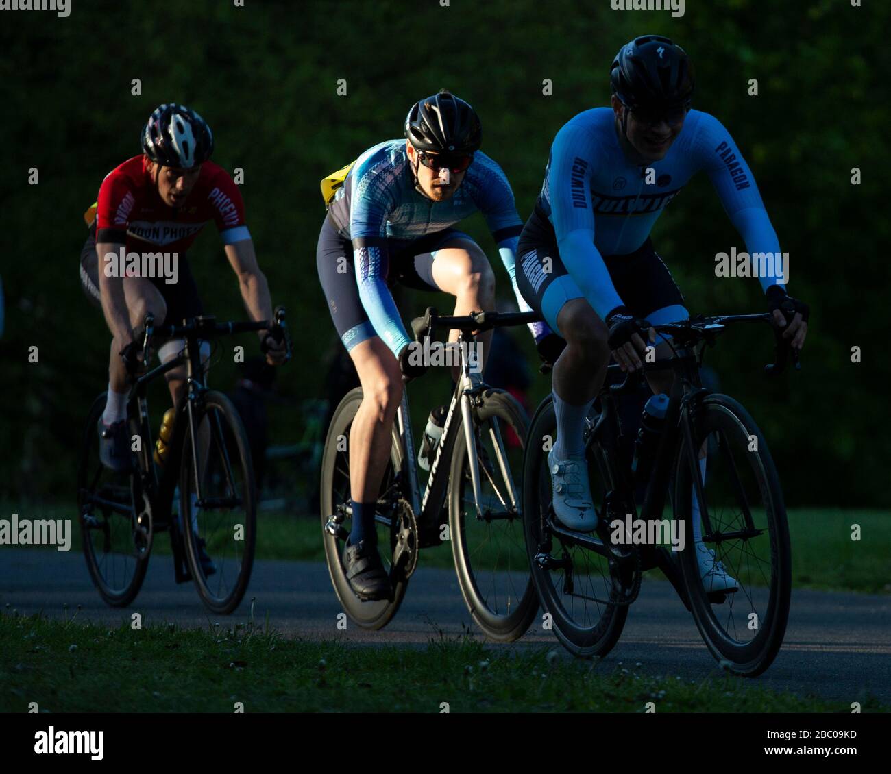 Cyclistes pris au soleil tout en participant à la course Critérium au Crystal Palace Park. Banque D'Images