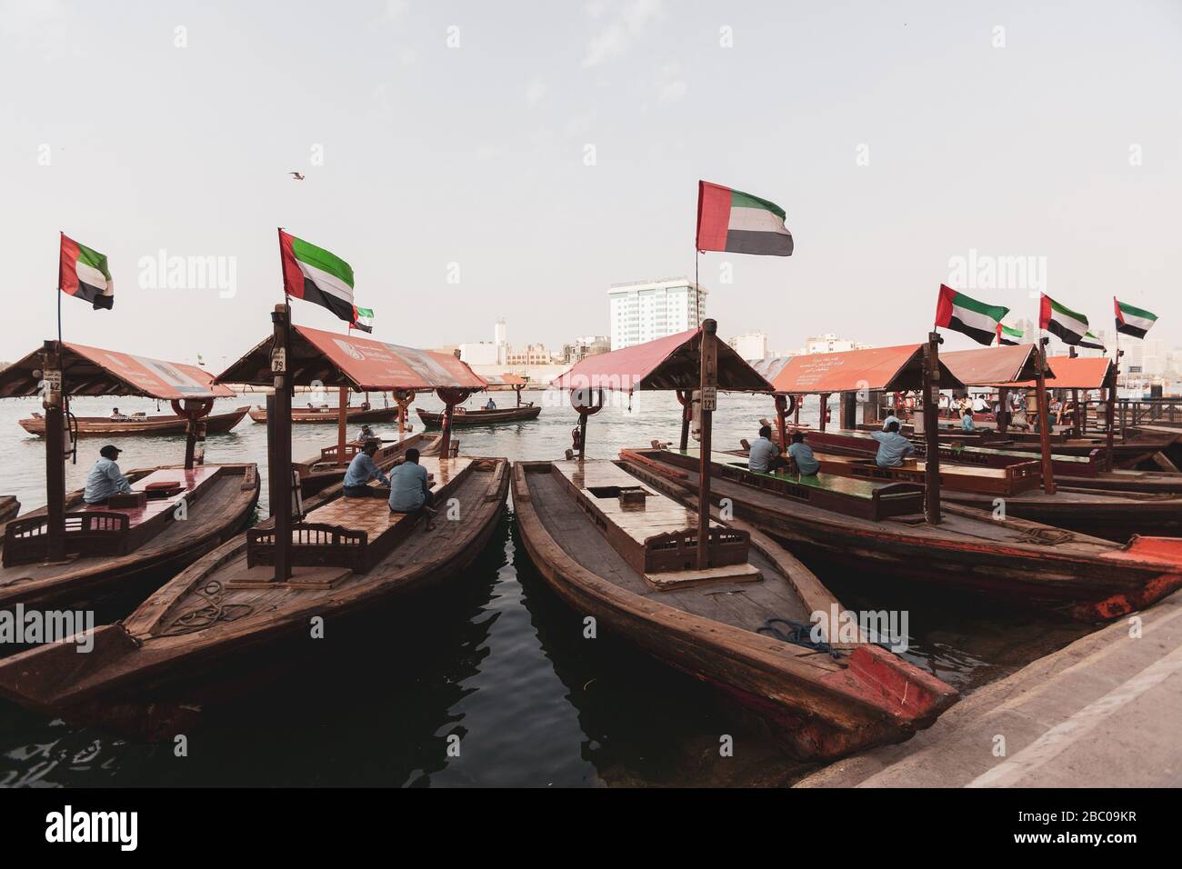 Bateaux de taxi traditionnels en bois dans Dubai Creek Banque D'Images