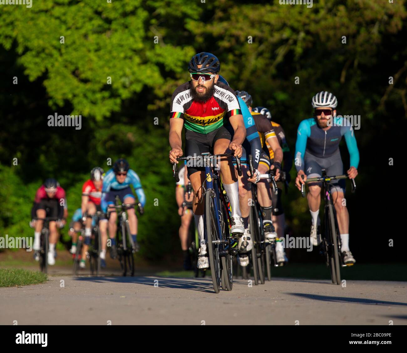 Les cyclistes se sont pris en action tout en participant à une course Critérium au parc Crystal Palace. Banque D'Images