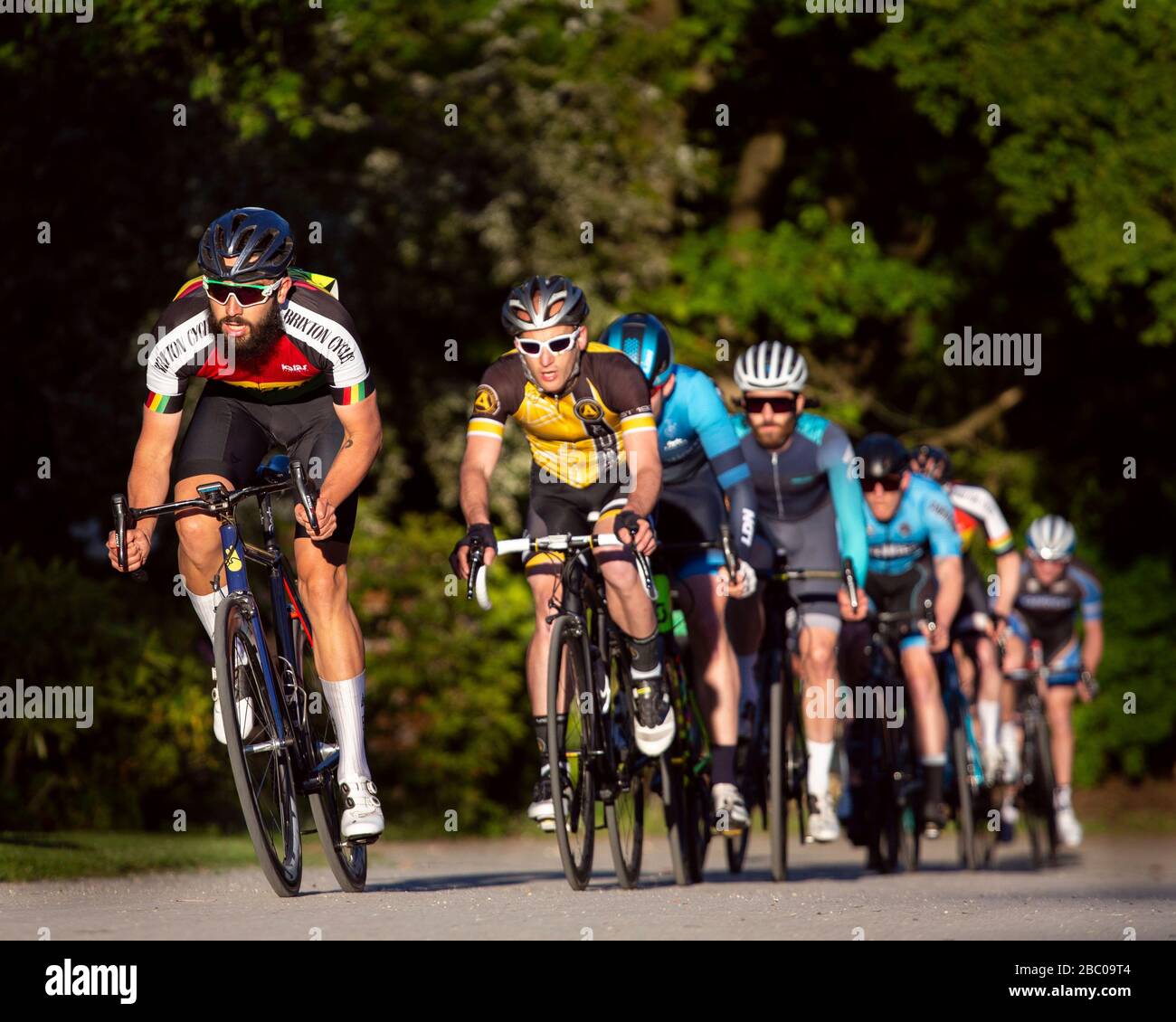 Les cyclistes se sont pris en action tout en participant à une course Critérium au parc Crystal Palace. Banque D'Images