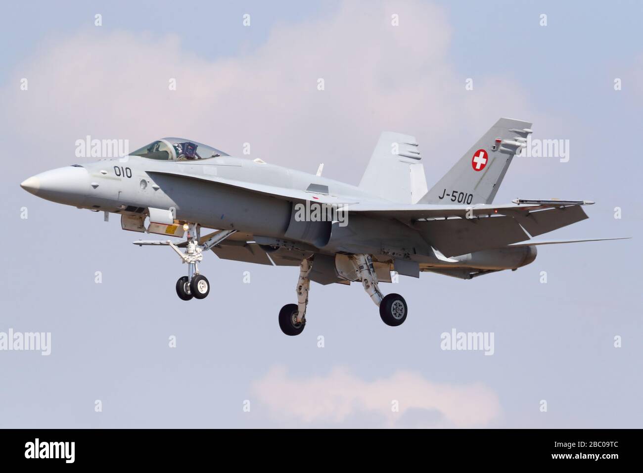 Un atterrissage de Swiss McDonnell Douglas F-18 au Royal International Air Tattoo RIAT 2018 au RAF Fairford, Gloucestershire, Royaume-Uni Banque D'Images