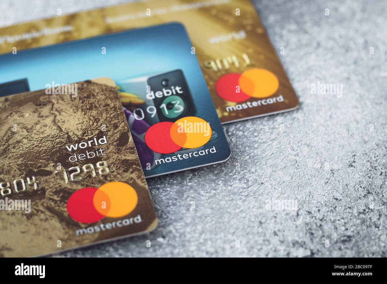 Kharkov, Ukraine, 02 avril 2020: Cartes en plastique avec icône de MasterCard sur fond gris. Éditorial d'illustration Banque D'Images