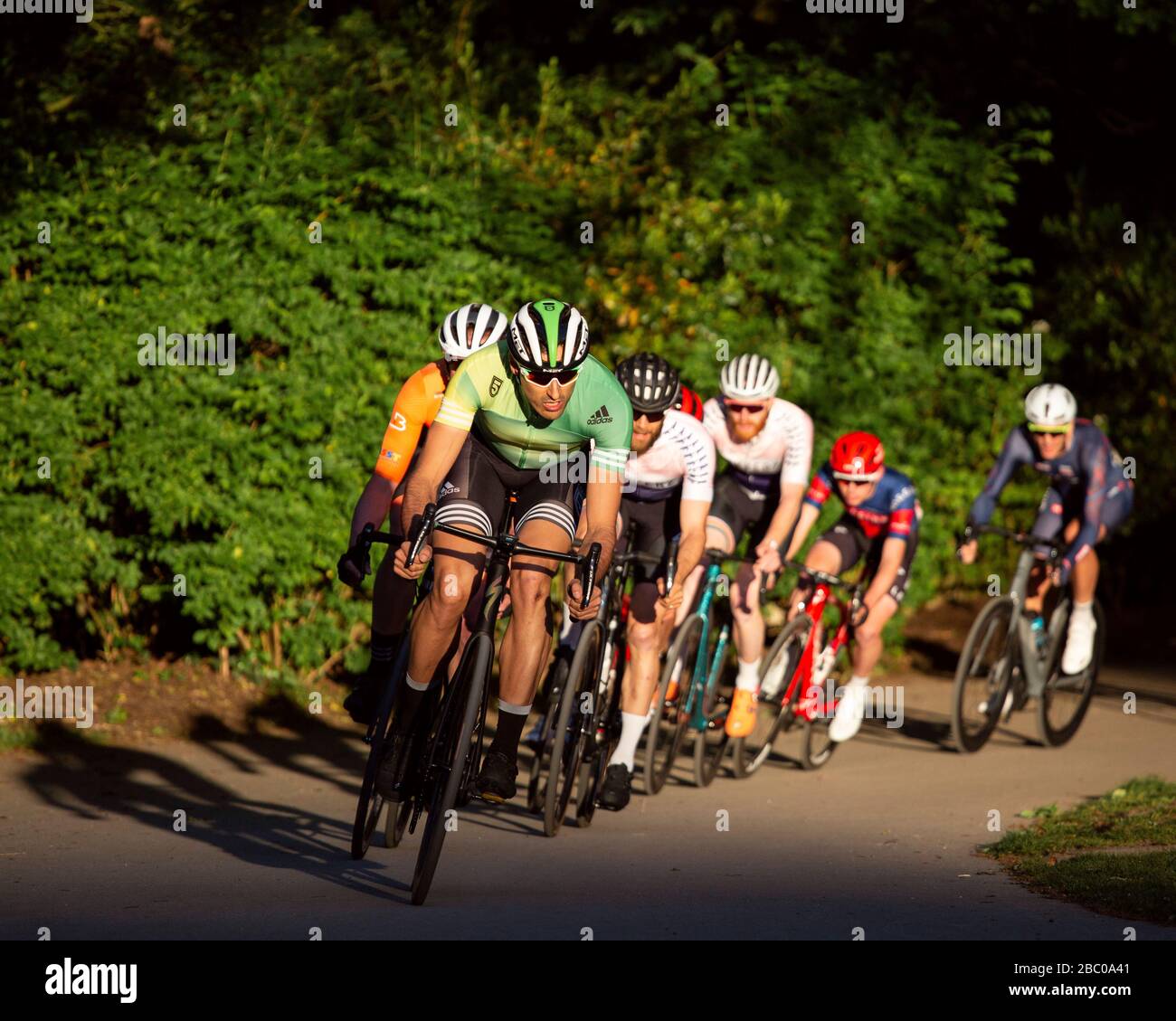 Les cyclistes se sont pris en action tout en participant à une course Critérium au parc Crystal Palace. Banque D'Images