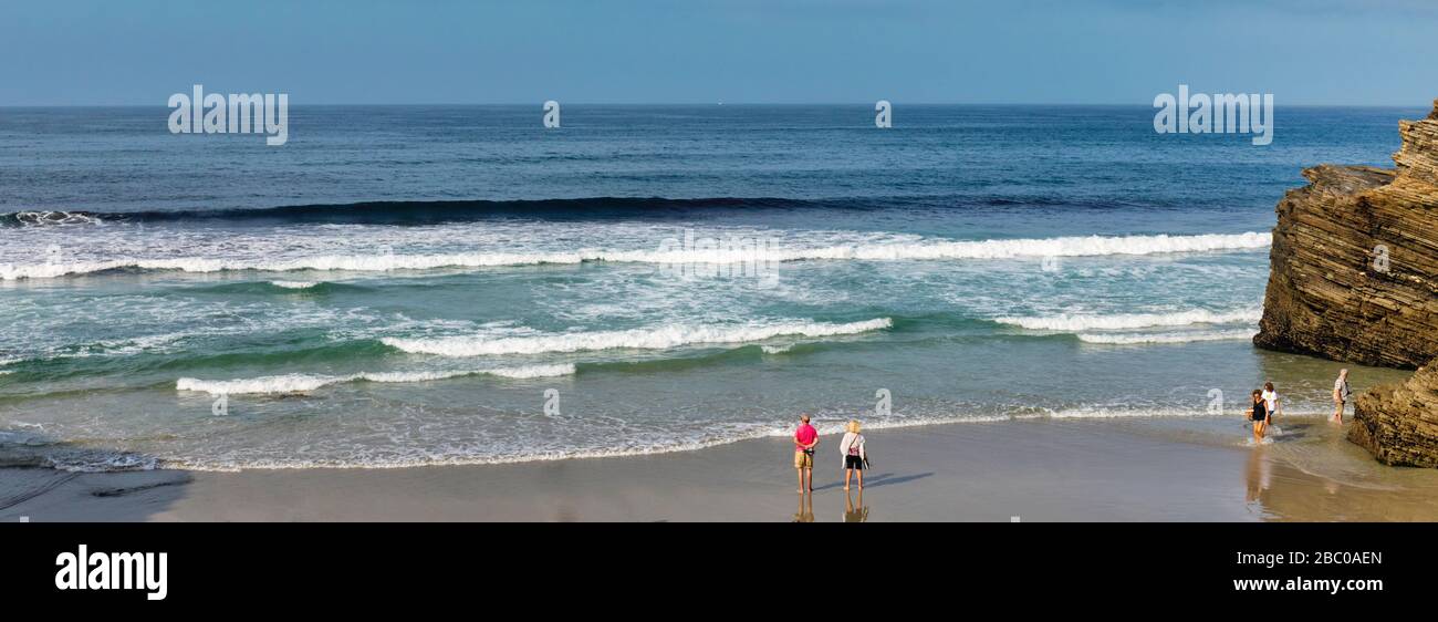 Plage de la cathédrale, province de Lugo, Galice, Espagne. Praia de Augas Santas. Communément appelé Praia comme Catedrais, ou plage de la cathédrale. Banque D'Images