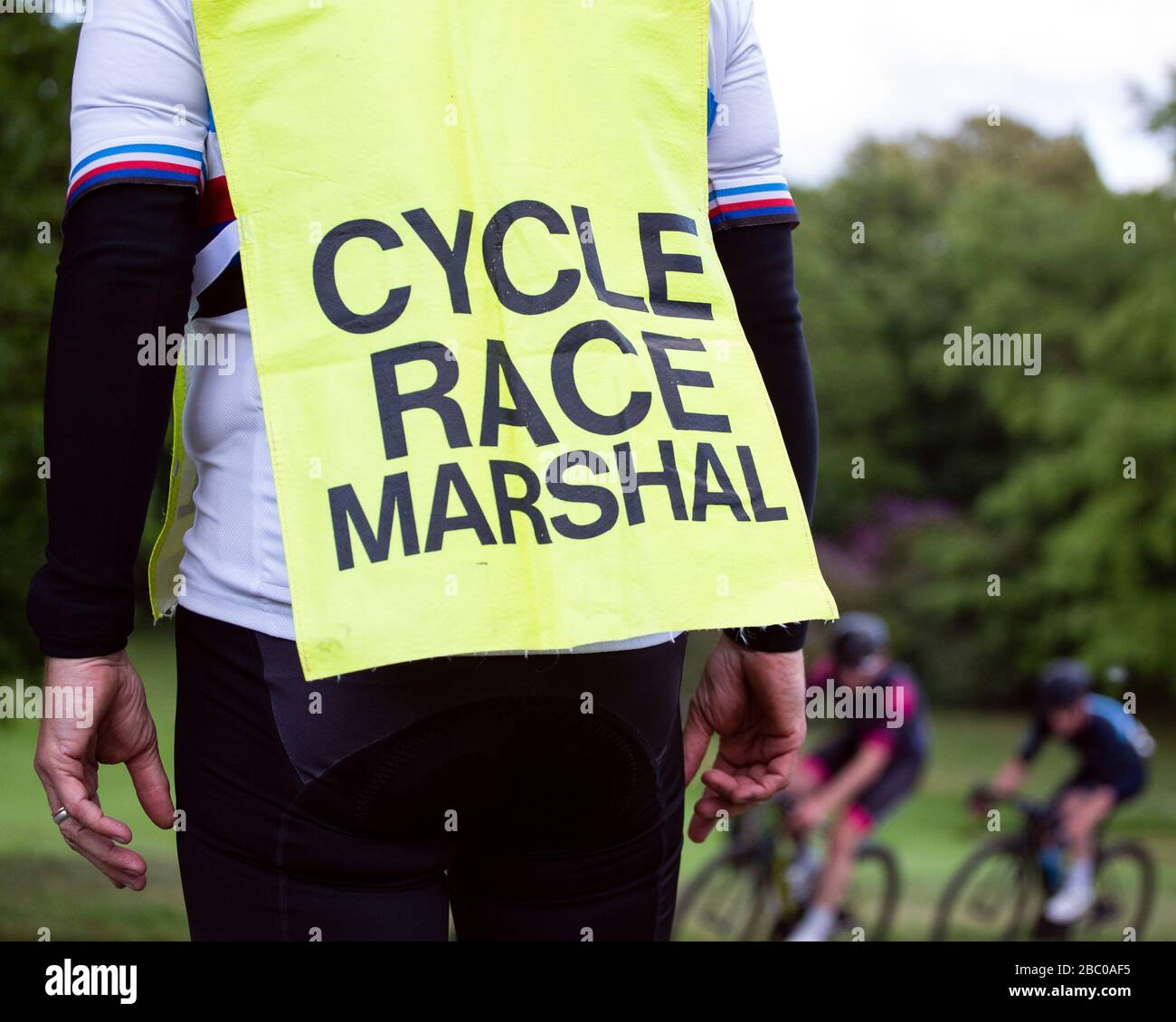 Vue sur une course cycliste Marshall alors qu'il regarde les cyclistes participer à une course Critérium au Crystal Palace Park. Banque D'Images