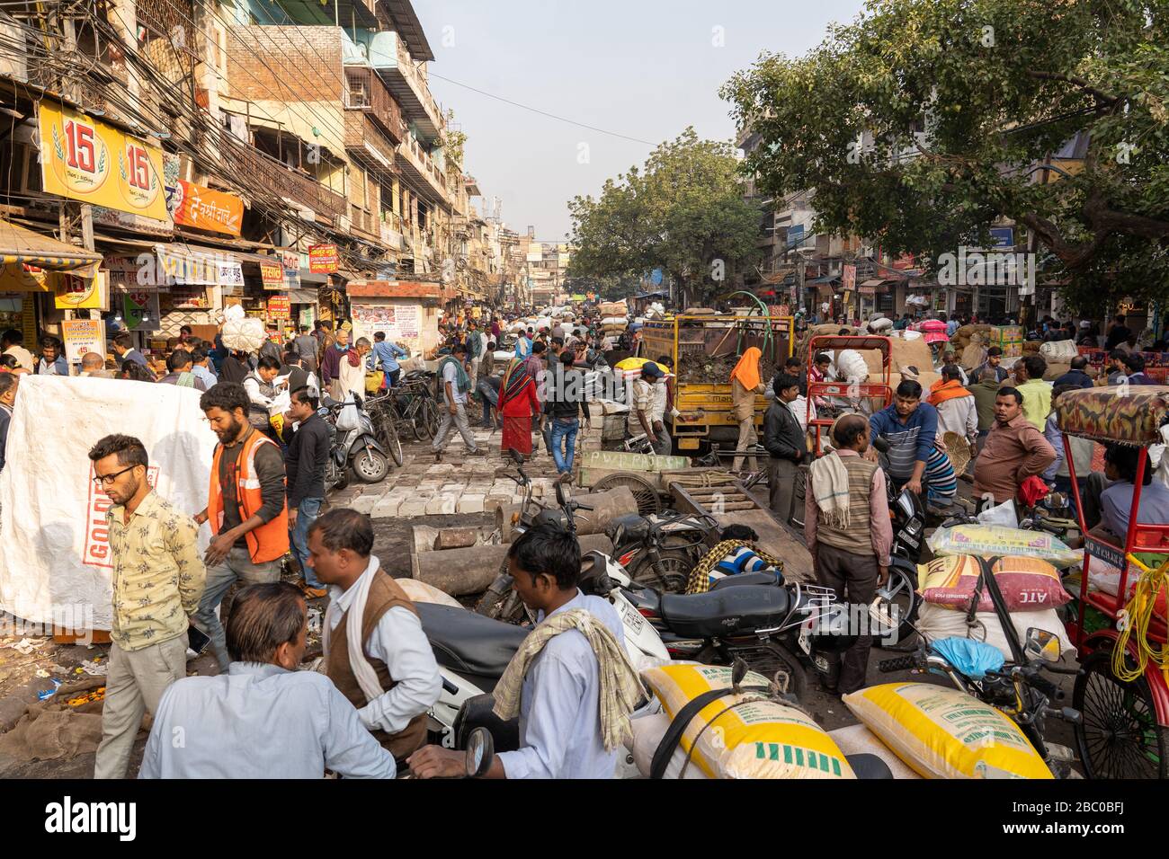 Rue animée à Old Delhi, Inde Banque D'Images