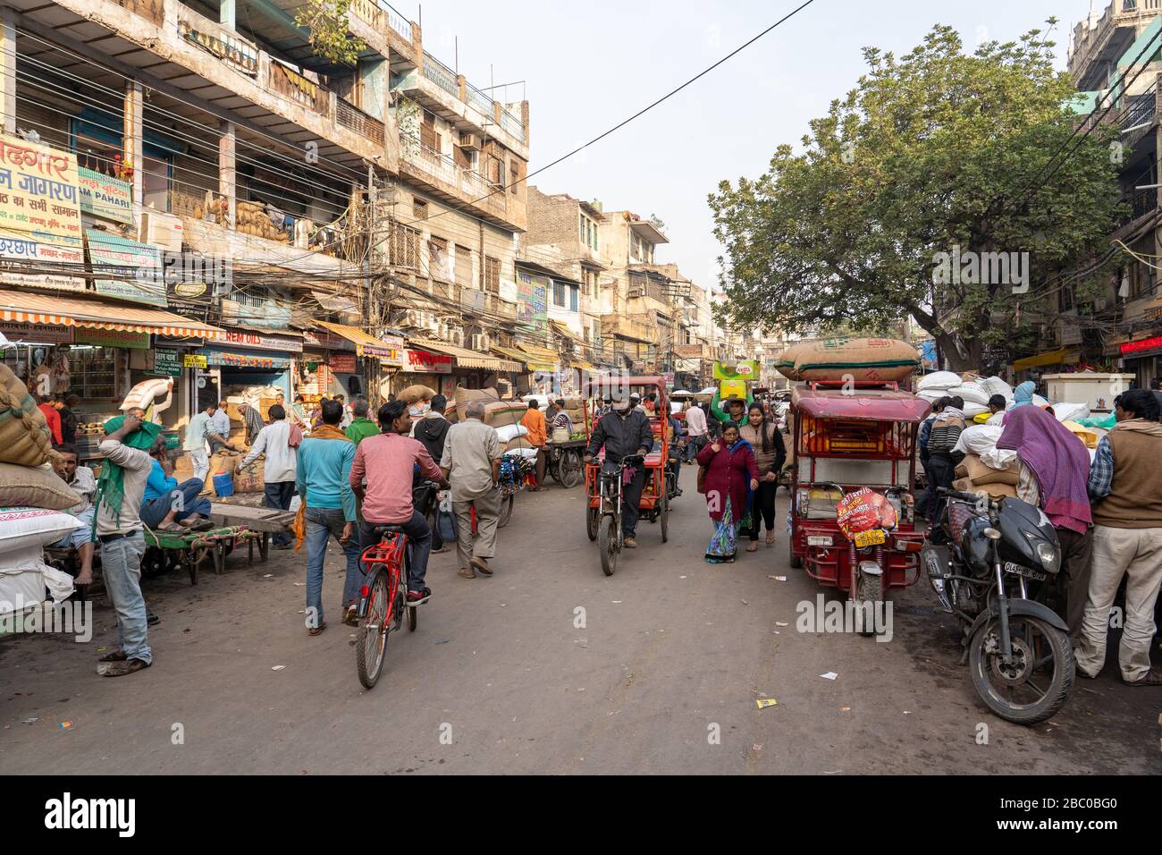 Rue animée à Old Delhi, Inde Banque D'Images