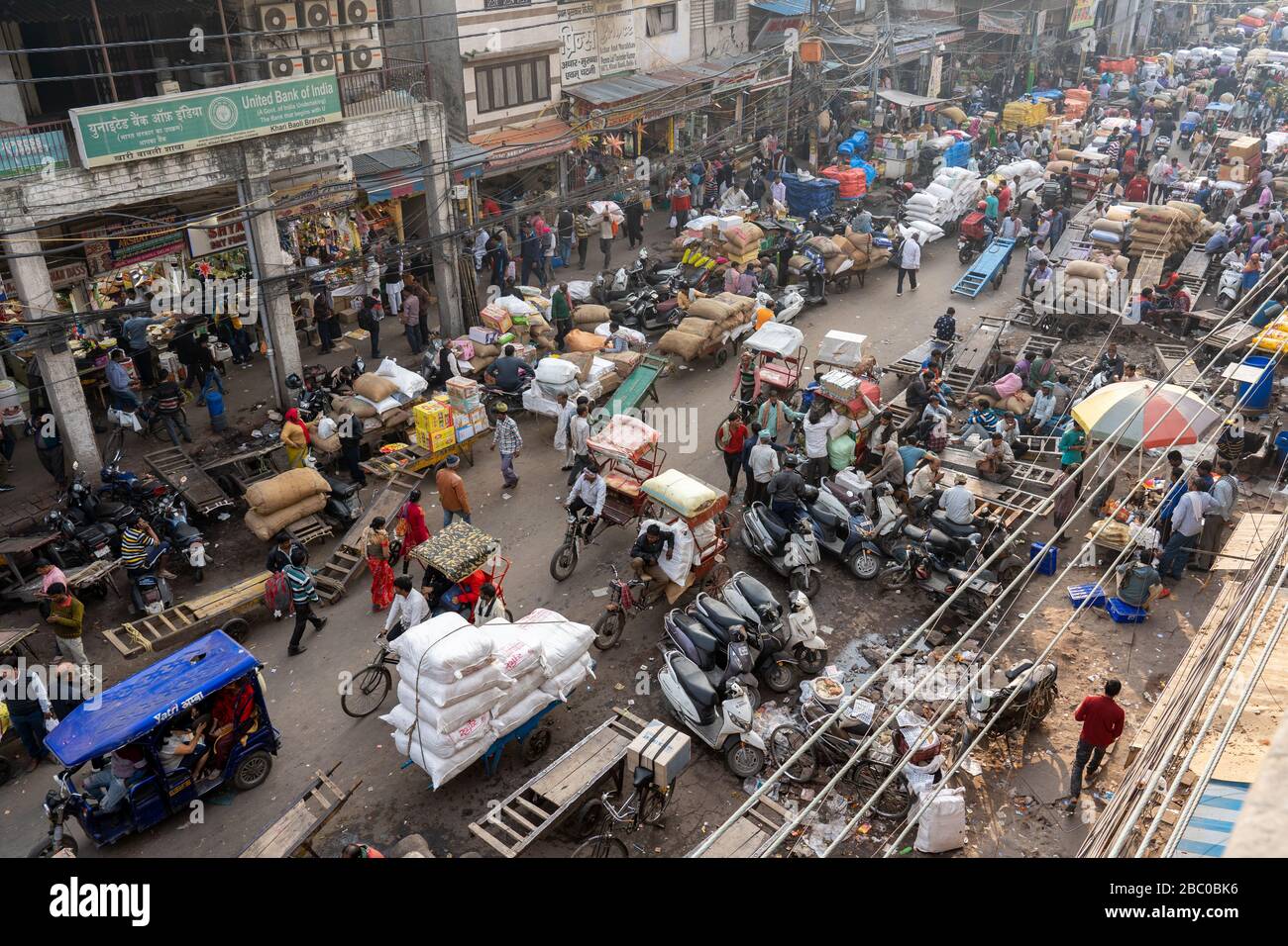 Rue animée à Old Delhi, Inde Banque D'Images