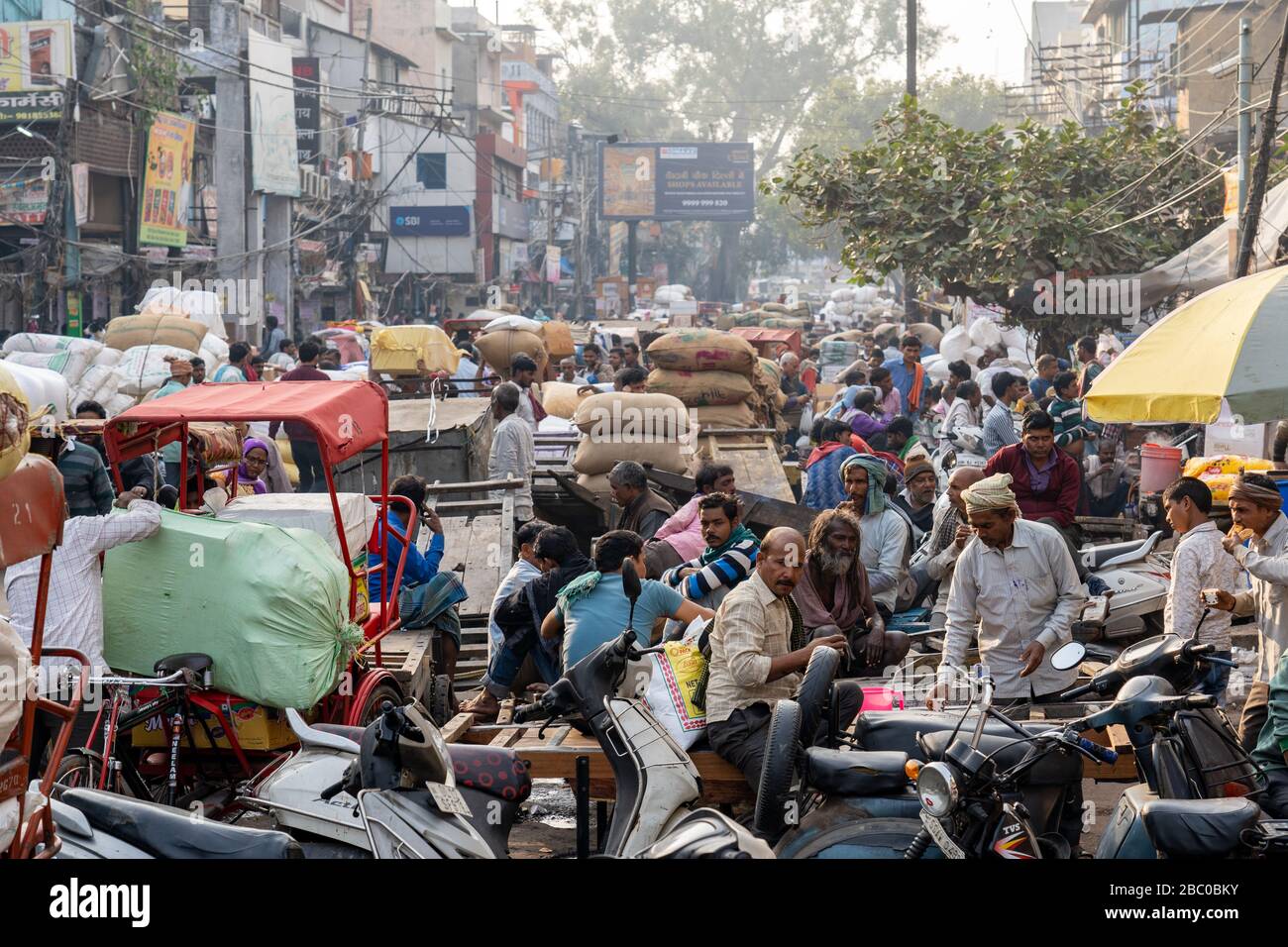 Rue animée à Old Delhi, Inde Banque D'Images