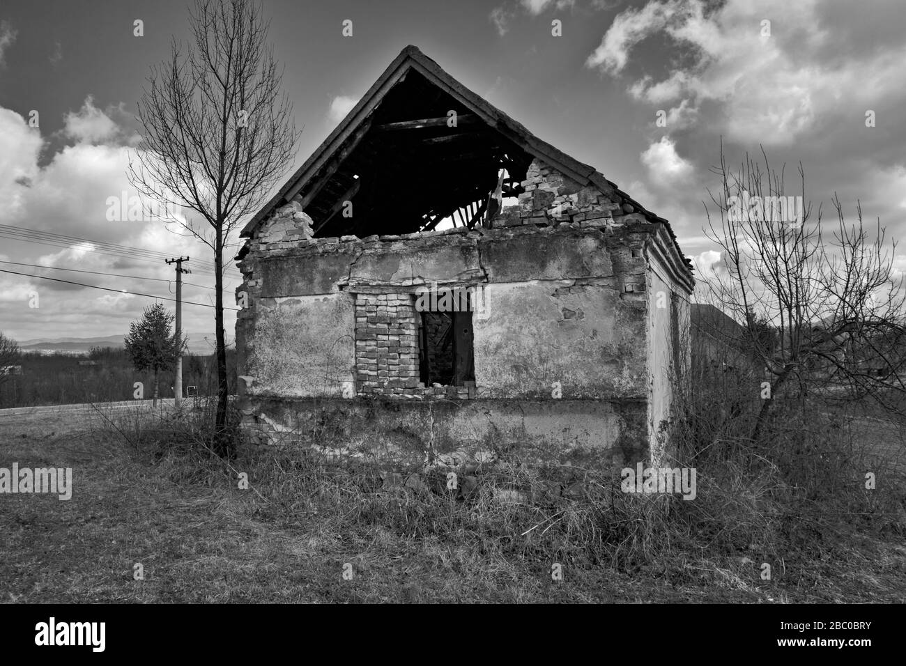 Ruines d'une vieille maison qui s'est effondré en raison de la détérioration. Banque D'Images