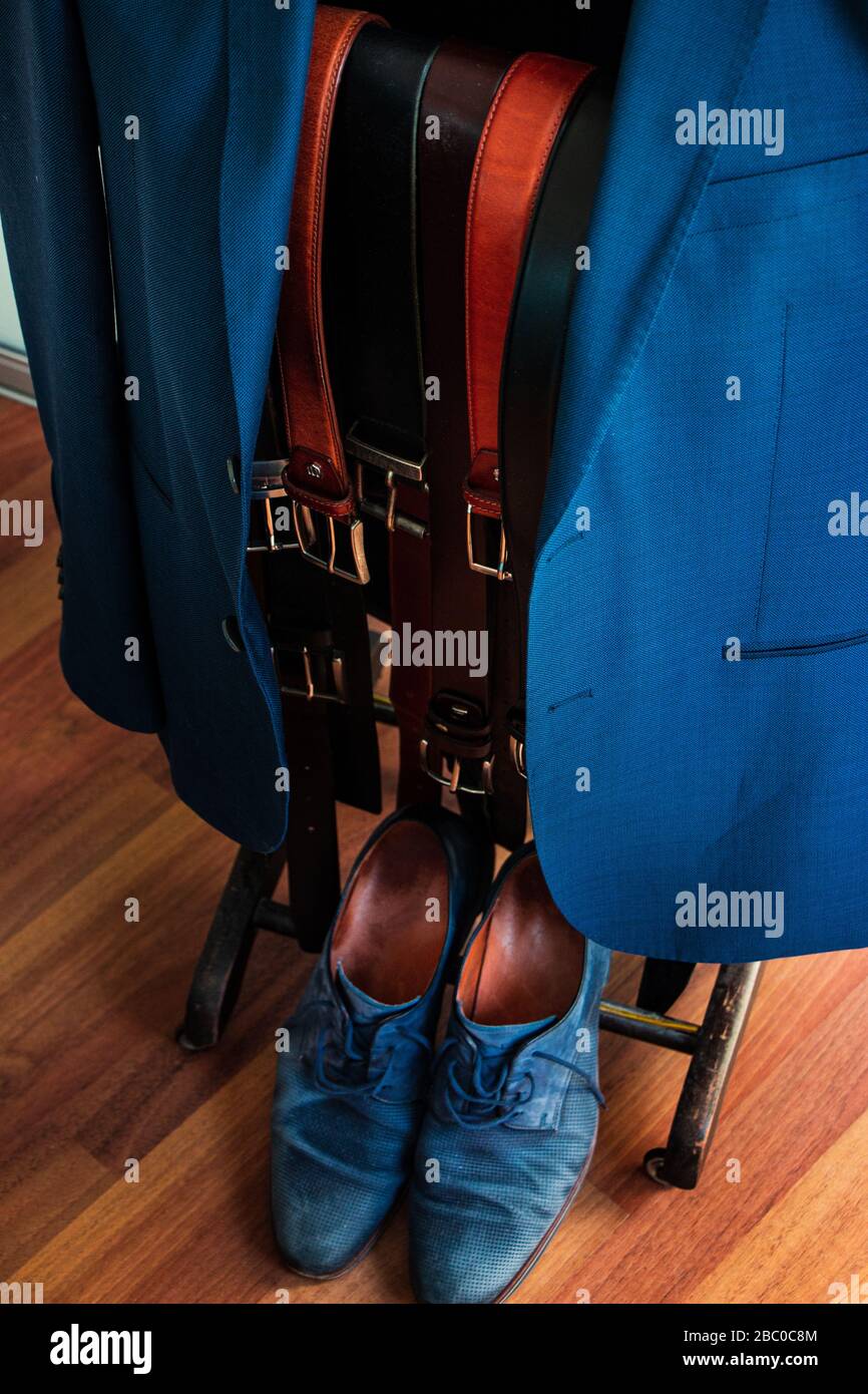 Une veste sur un cintre de manteau avec plusieurs ceintures à choisir et  des chaussures assorties au bas. Costume, affaires, style, mode, vêtements,  tenue Photo Stock - Alamy