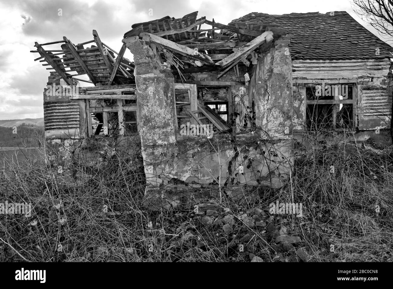 Ruines d'une vieille maison qui s'est effondré en raison de la détérioration. Banque D'Images