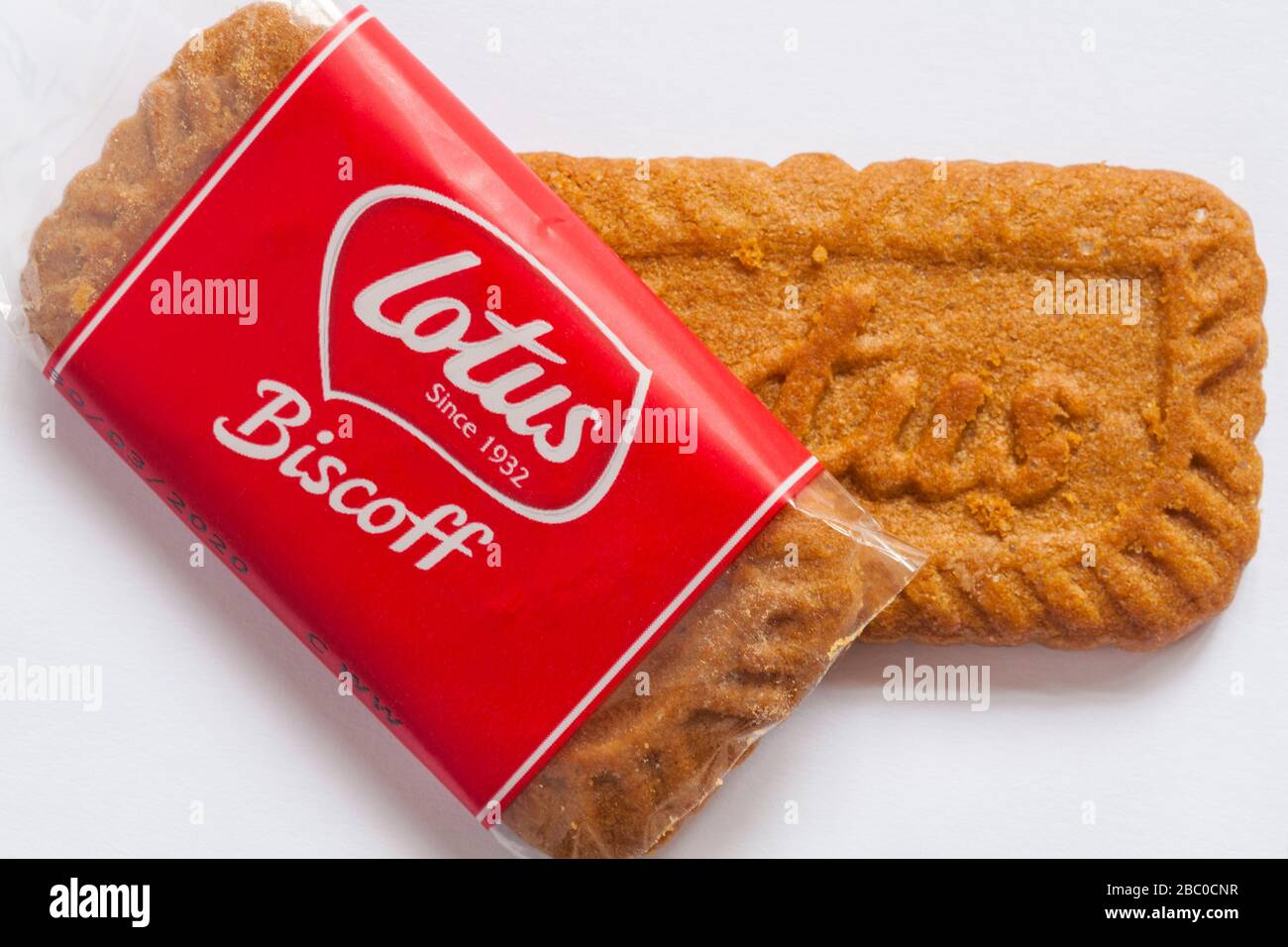 En-cas de biscuits Lotus Biscoff un dans l'emballage, un set non emballé sur fond blanc Banque D'Images
