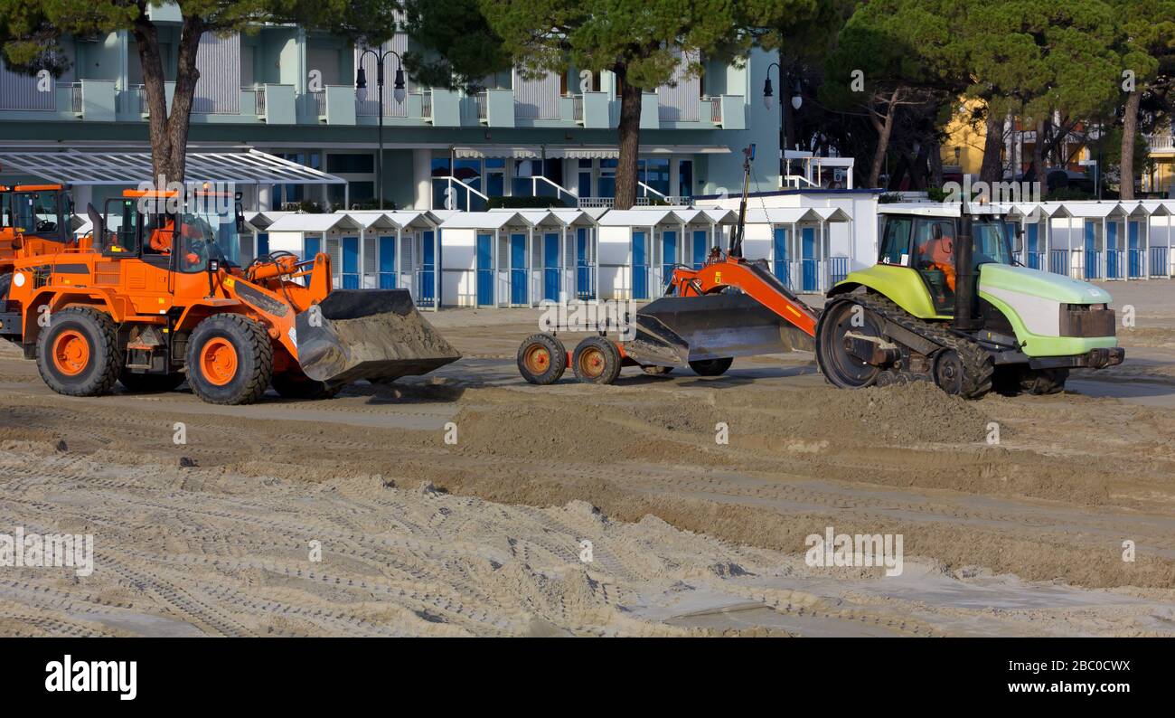 Bulldozers au travail sur une plage de sable Banque D'Images