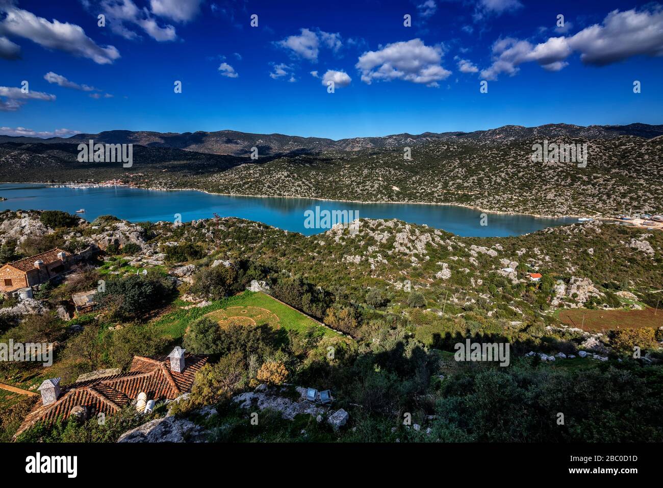 75/5000 Kekova est un magnifique centre touristique avec sa mer bleue, sa nature et son histoire ... Banque D'Images