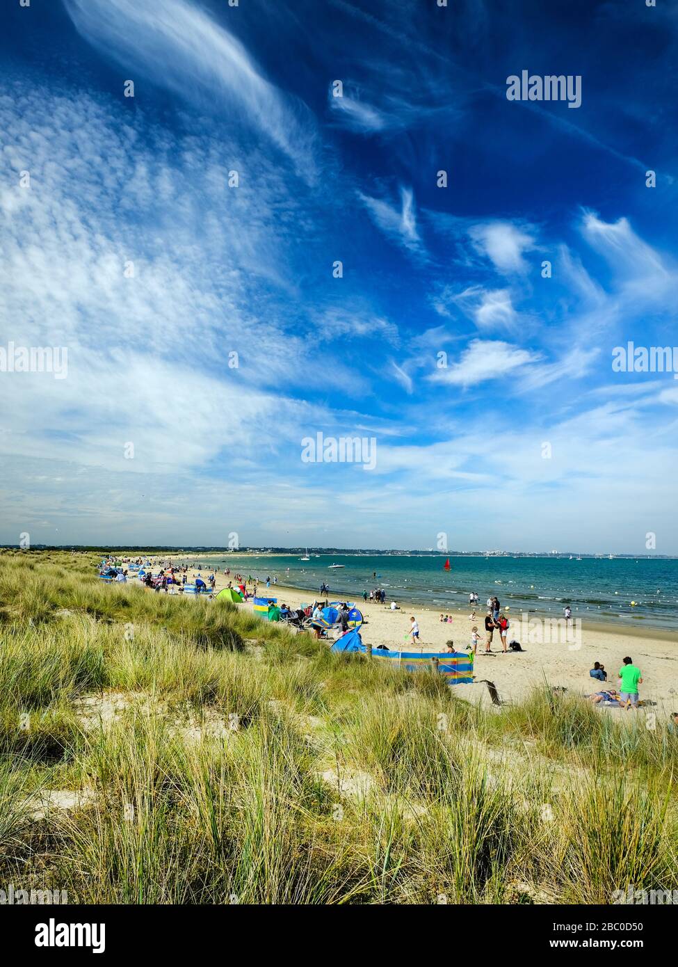 Chaude journée estivale à Knoll Beach à Studland Bay, juste à l'extérieur du port de Poole à Dorset, au Royaume-Uni Banque D'Images