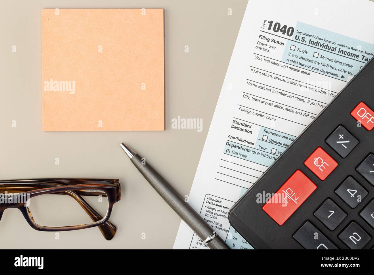 Formulaire de déclaration de taxe individuelle sur le tableau. Concept de temps d'imposition. Vue de dessus maquette Banque D'Images