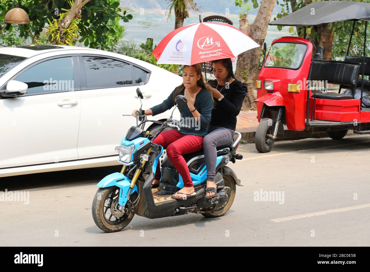 Conduire dangereusement en ne regardant pas où ils vont Banque D'Images