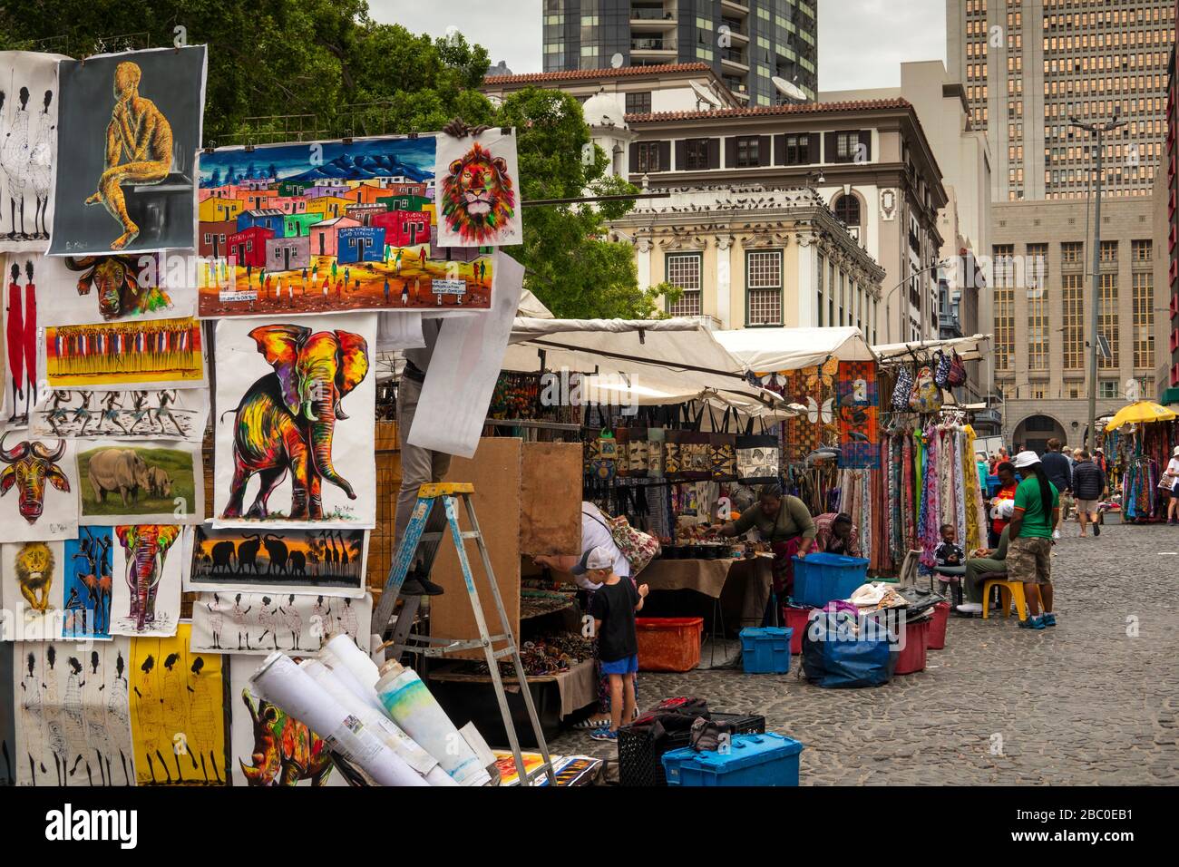 Afrique du Sud, Cap, marché touristique de Greenmarket Square, étals souvenirs Banque D'Images