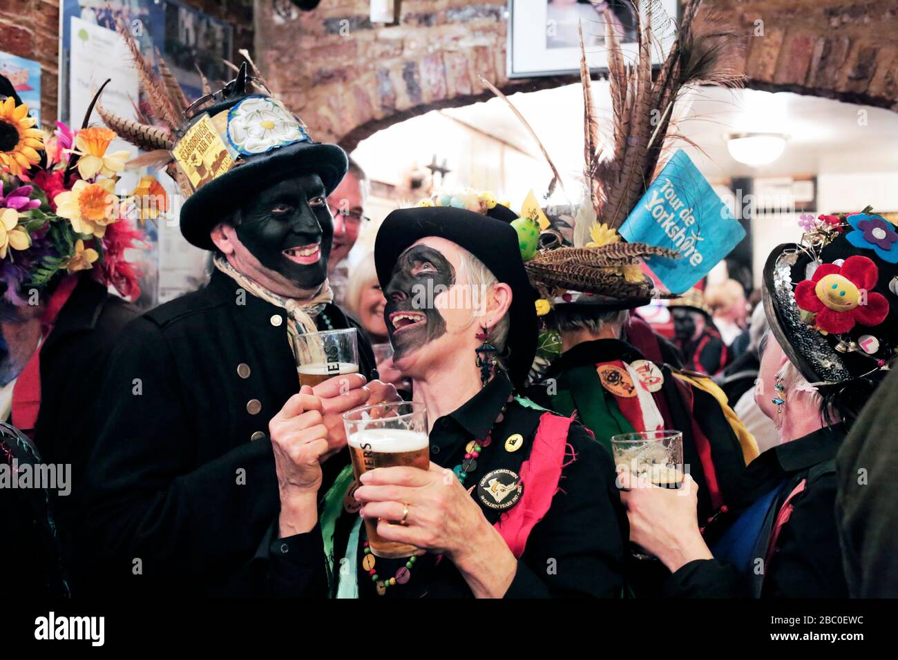 Meneurs des craquelins drapeau de Craven dans le bar Quakerhouse pendant le Darlington Morris Dancing Festival, comté de Durham, Royaume-Uni. 14/4/2018. Photo : St Banque D'Images