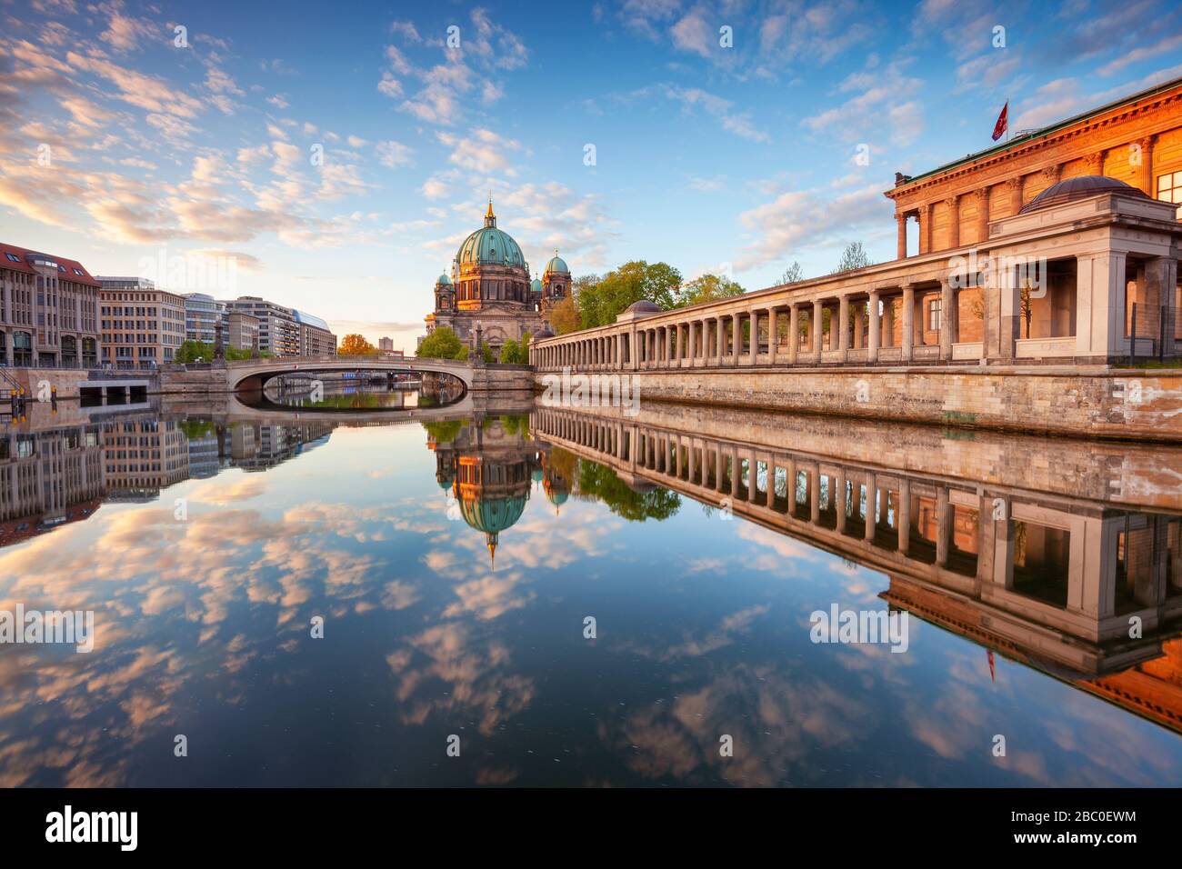 Berlin, Allemagne. Image de la cathédrale de Berlin et de l'île des musées à Berlin au lever du soleil Banque D'Images