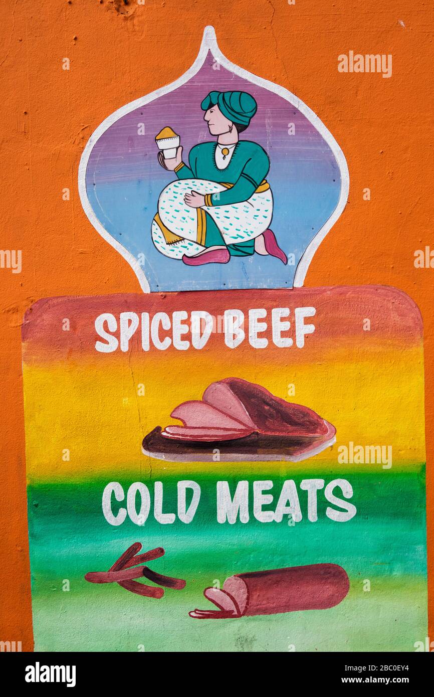 Afrique du Sud, le Cap, Schotsche Knoof, Bo Kaap, Wale St, Spiced Beef and Cold Meats annonce signe sur le mur de Rose Corner Supplies Moslem corne Banque D'Images