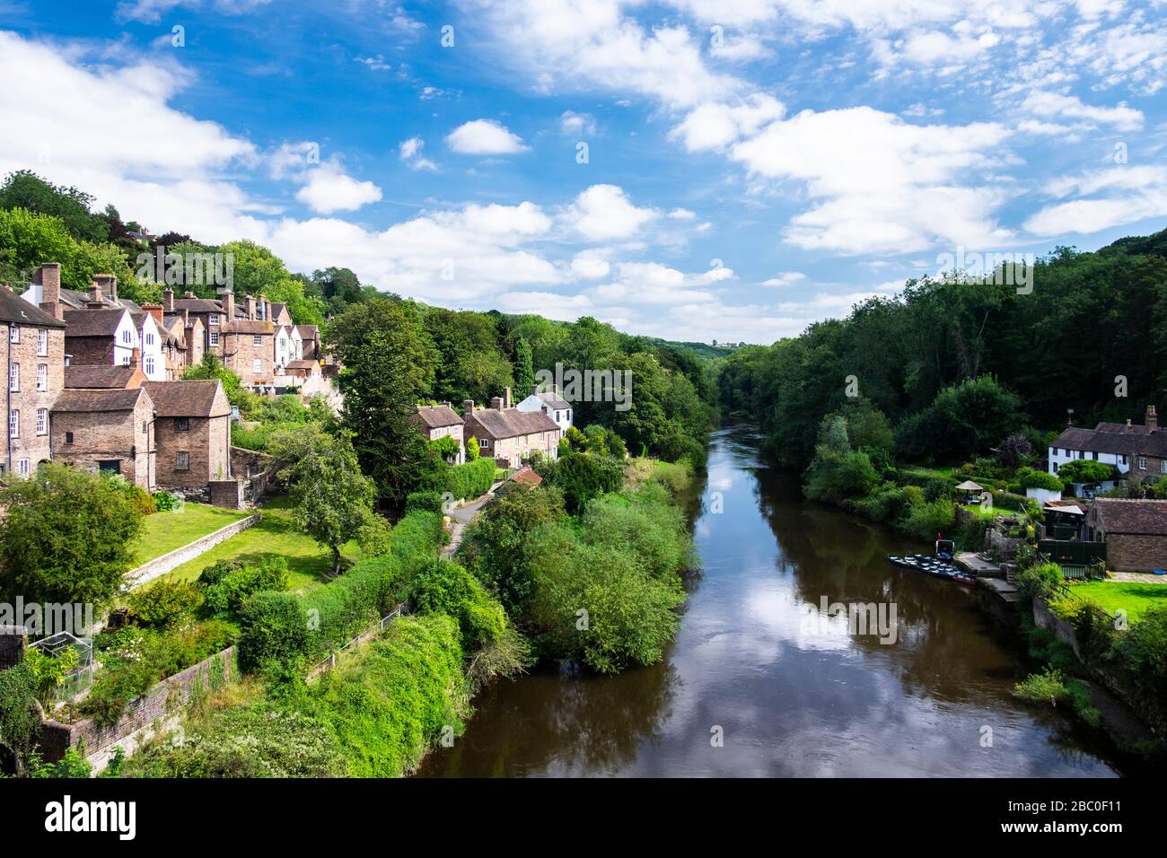Vue en amont du pont de fer d'Ironbridge, Shropshire, Royaume-Uni, le jour d'été. Construit en 1781, il est le plus ancien pont en fonte au monde. Banque D'Images