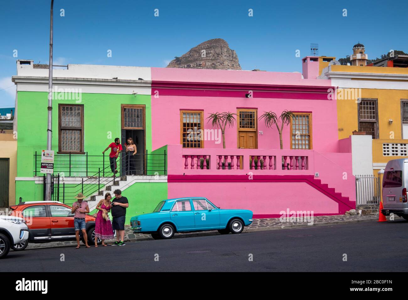 Afrique du Sud, le Cap, Schotsche Knoof, Bo Kaap, Wale St, Marque2 peint en bleu Ford Cortina stationné à l'extérieur des maisons colorées restaurées Banque D'Images Afrique du Sud, le Cap, Schotsche Knoof, Bo Kaap, Wale St, Marque2 peint en bleu Ford Cortina stationné à l'extérieur des maisons colorées restaurées Banque D'Images