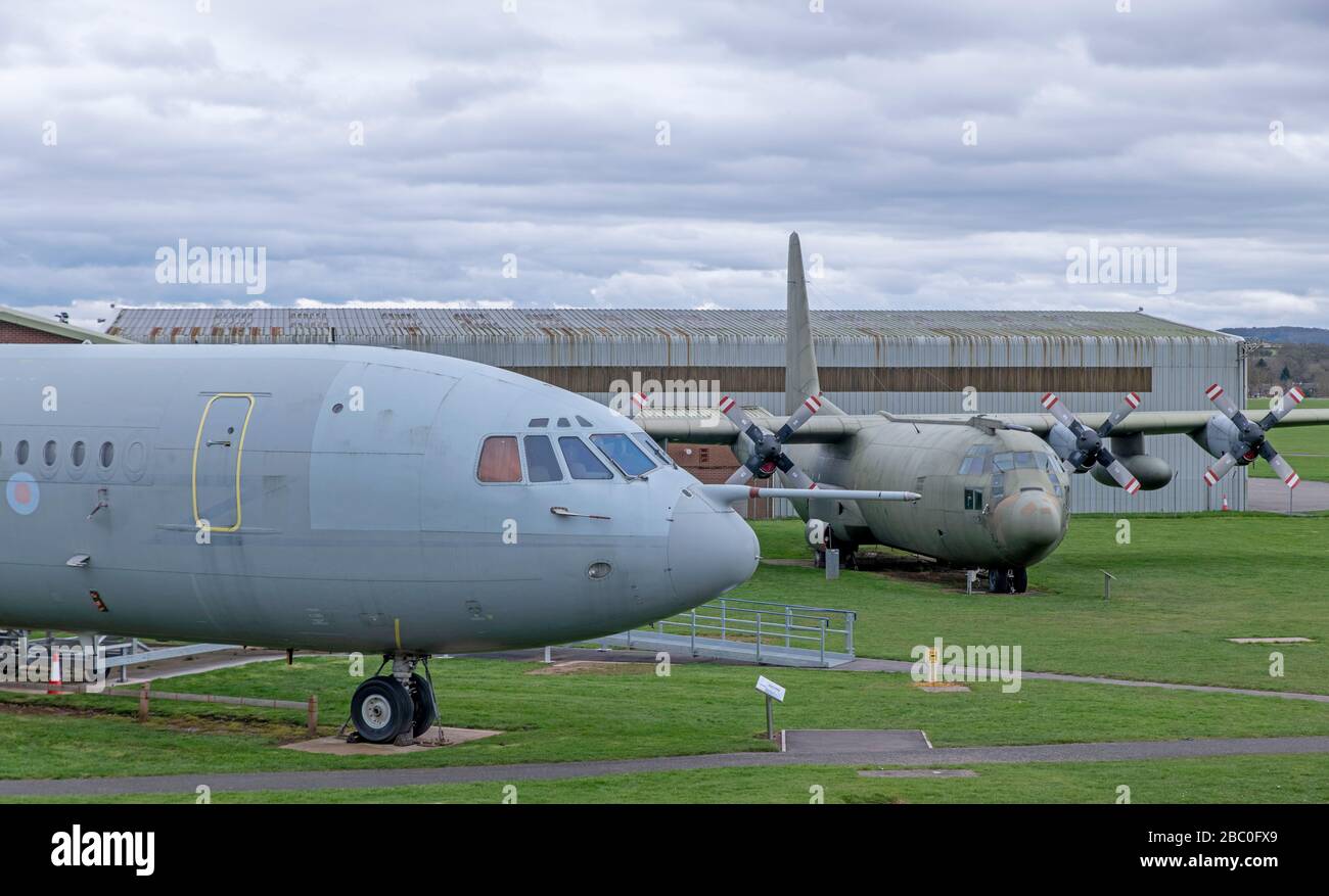 VC10 XR808 et Lockheed Hercules C130K Mk3, XV202 au RAF Cosford Museum Banque D'Images