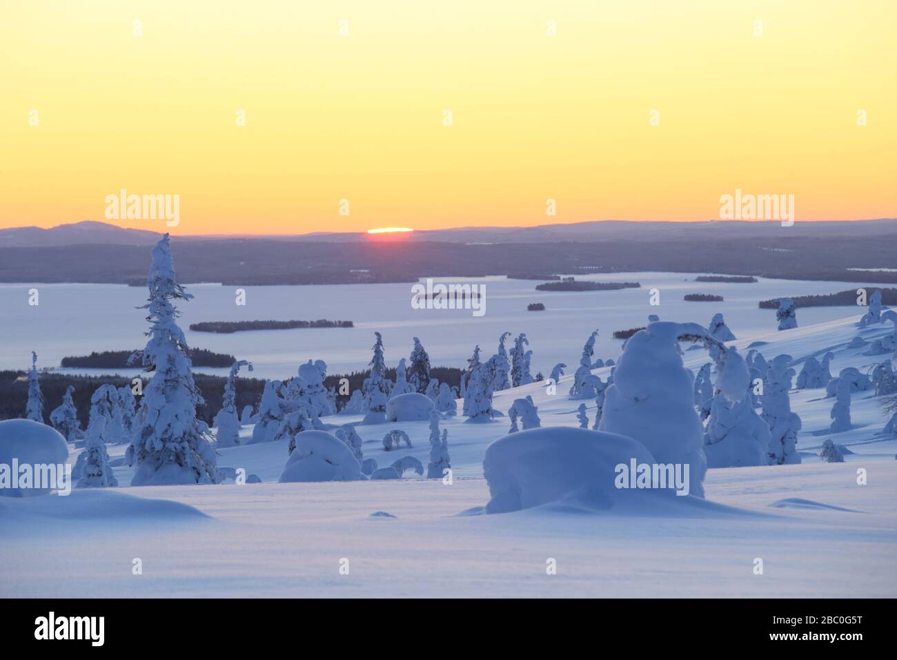 Lever du soleil dans le parc national de Riisitunturi, Laponie, Finlande Banque D'Images