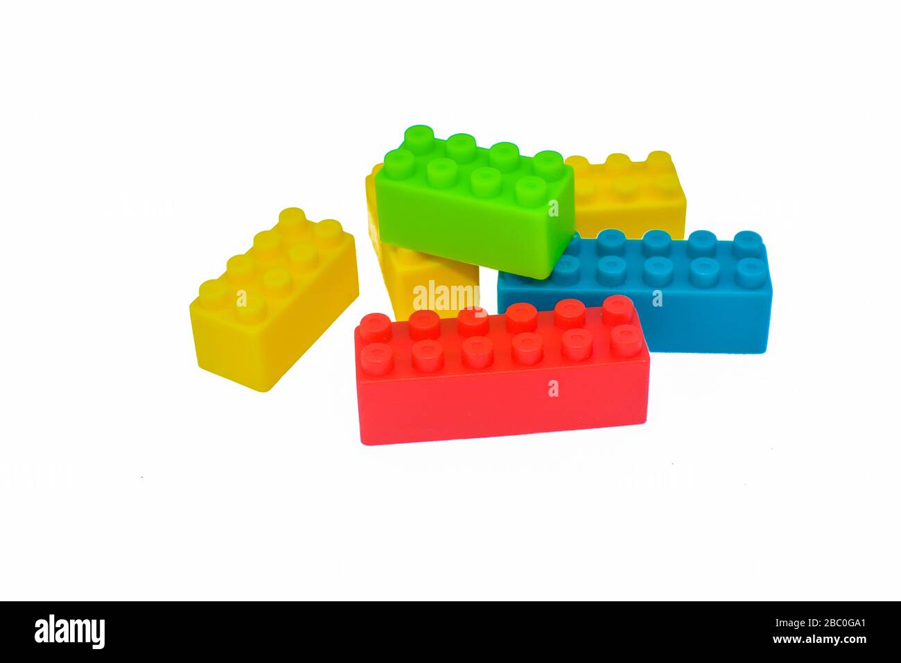 Groupe de blocs de construction de différentes couleurs rassemblés avant un arrière-plan blanc isolé Banque D'Images