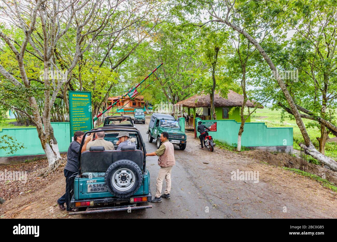 Des véhicules de safari tziganes verts attendent le matin l'entrée au parc national de Kaziranga pour ouvrir Assam, dans le nord-est de l'Inde Banque D'Images