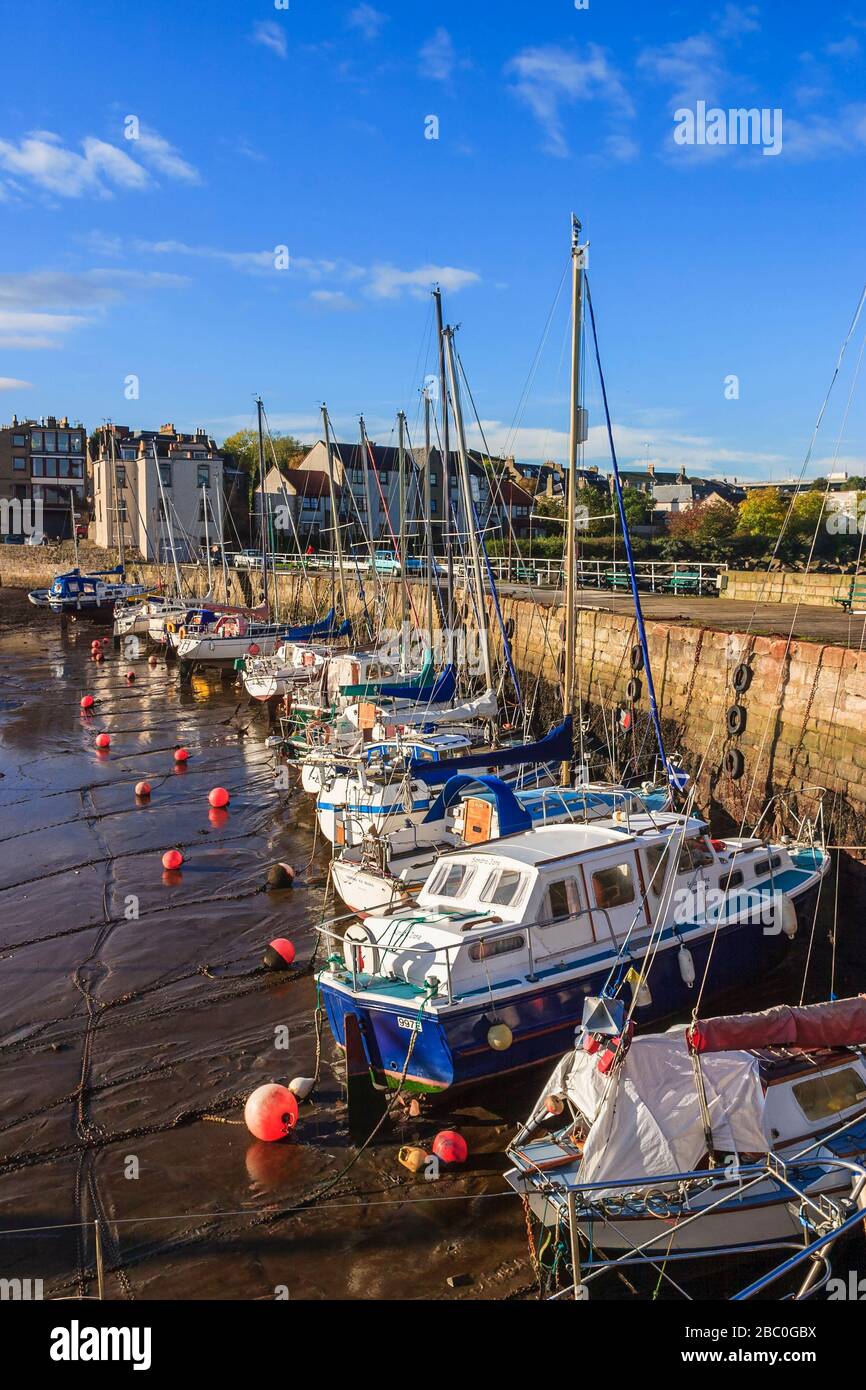 Marée basse au port dans le sud de queensferry en Ecosse Banque D'Images