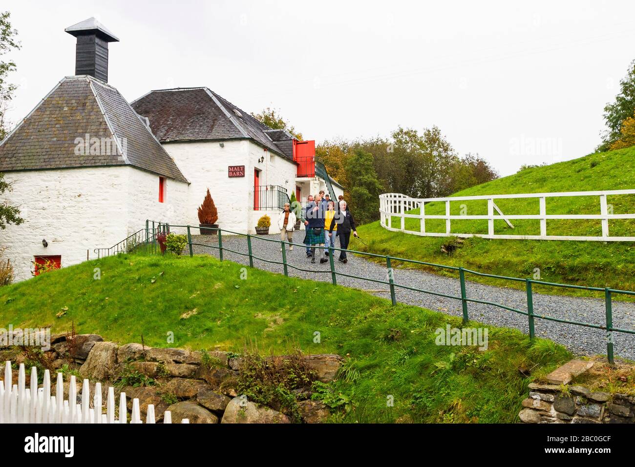 Visiteurs avec un guide à la distillerie Whiskey en Ecosse Banque D'Images