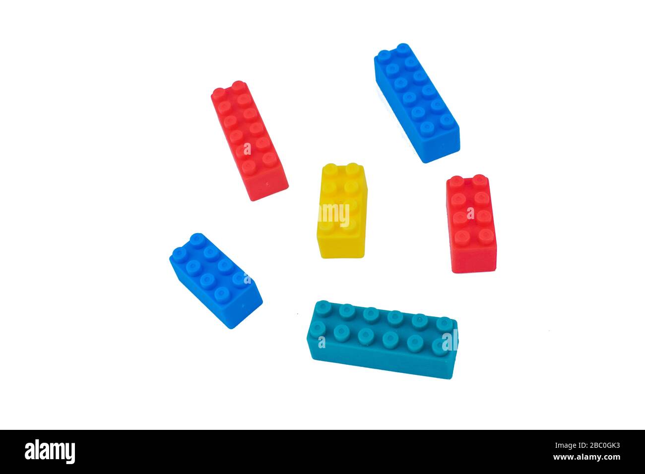 Six blocs de construction de couleur différente dispersés sur un fond blanc vide isolé Banque D'Images